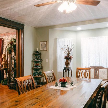 The Wolf Manor Bed and Breakfast Ellinwood Exteriör bild