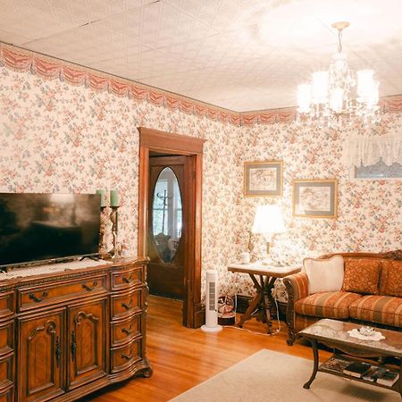 The Wolf Manor Bed and Breakfast Ellinwood Exteriör bild