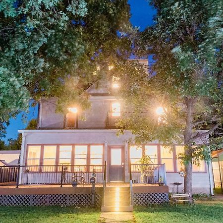The Wolf Manor Bed and Breakfast Ellinwood Exteriör bild