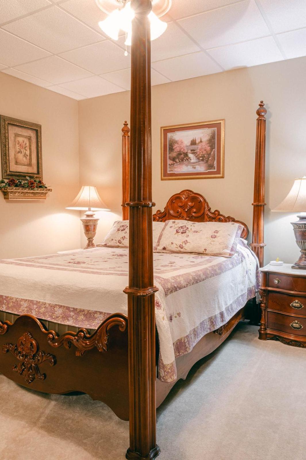 The Wolf Manor Bed and Breakfast Ellinwood Exteriör bild