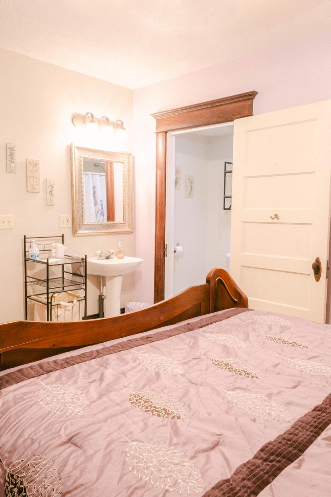 The Wolf Manor Bed and Breakfast Ellinwood Exteriör bild