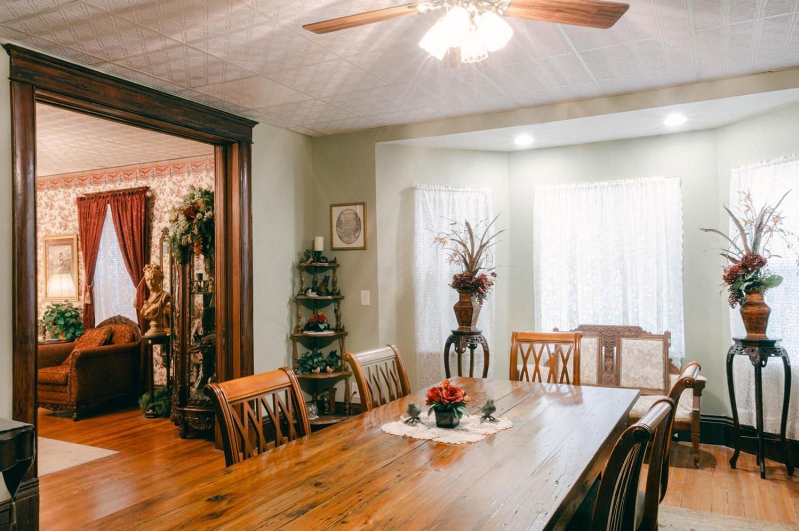 The Wolf Manor Bed and Breakfast Ellinwood Exteriör bild