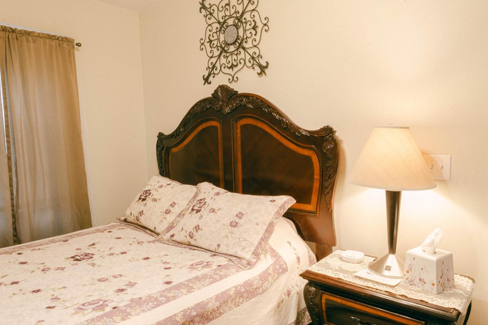 The Wolf Manor Bed and Breakfast Ellinwood Exteriör bild