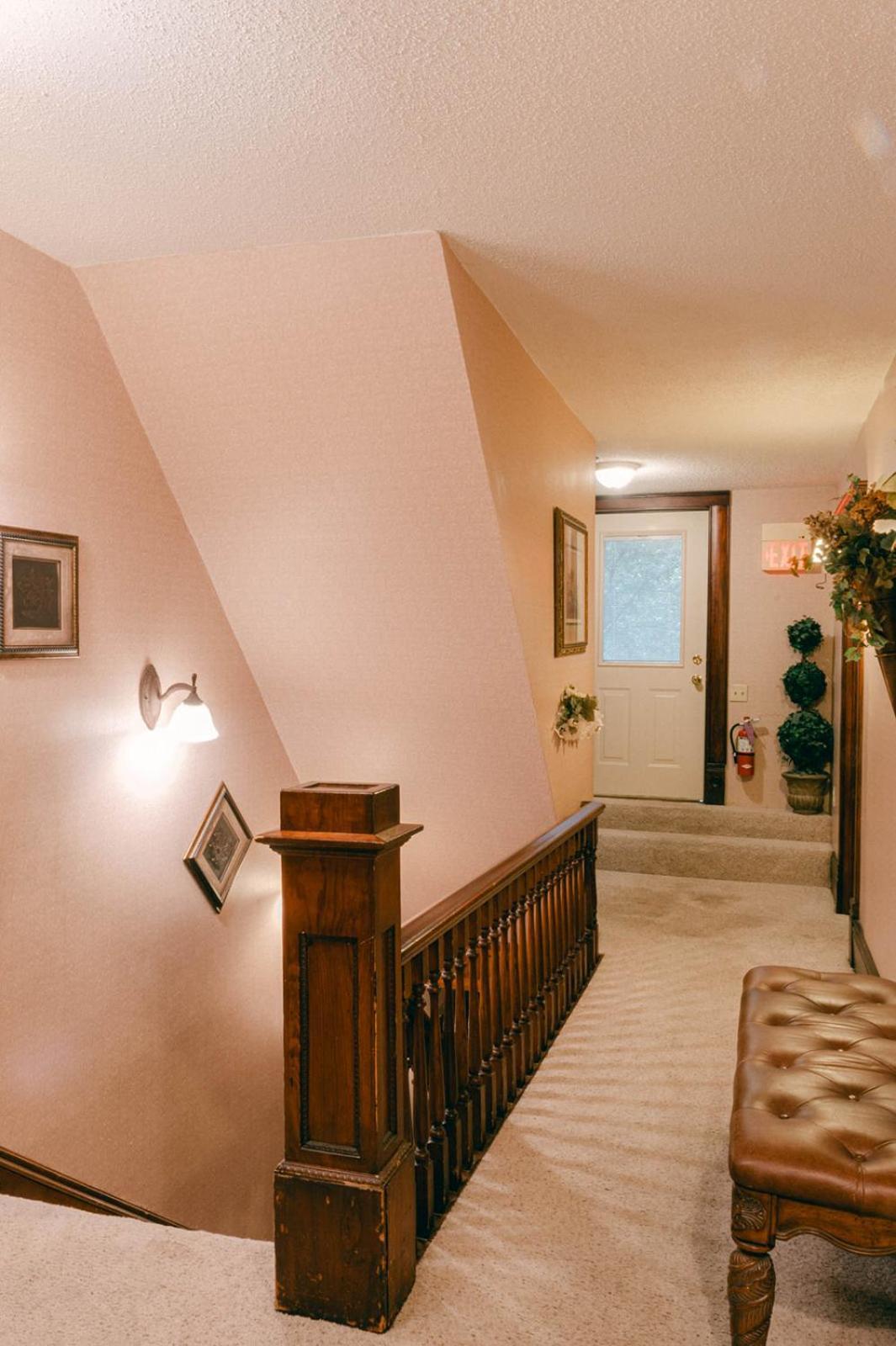 The Wolf Manor Bed and Breakfast Ellinwood Exteriör bild