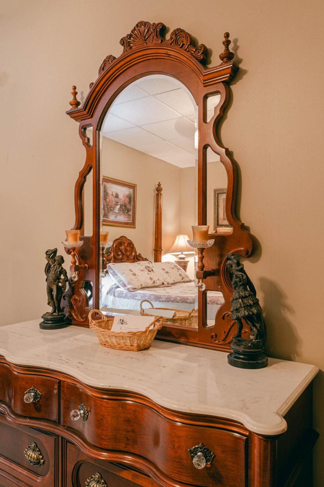 The Wolf Manor Bed and Breakfast Ellinwood Exteriör bild