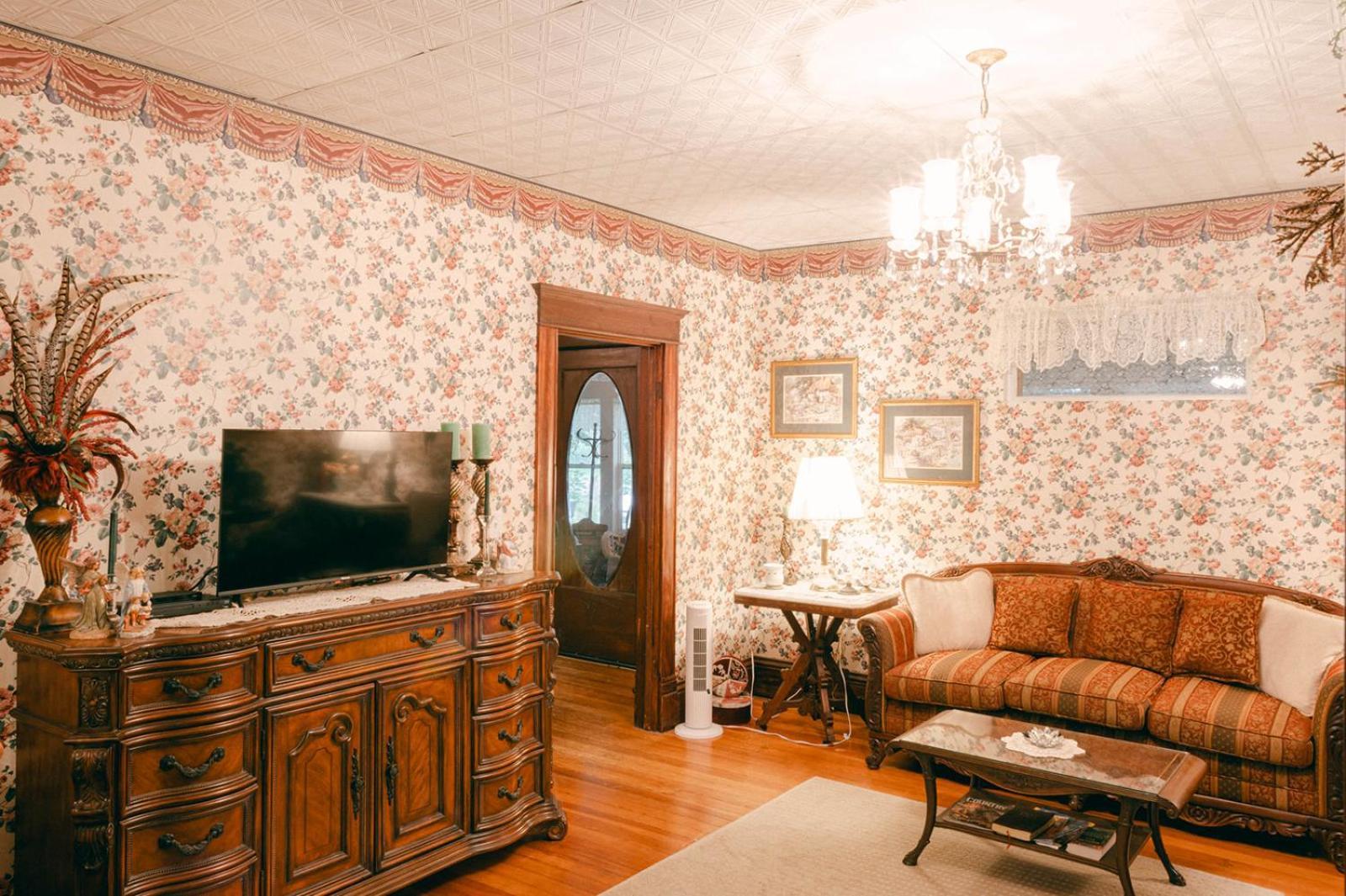 The Wolf Manor Bed and Breakfast Ellinwood Exteriör bild