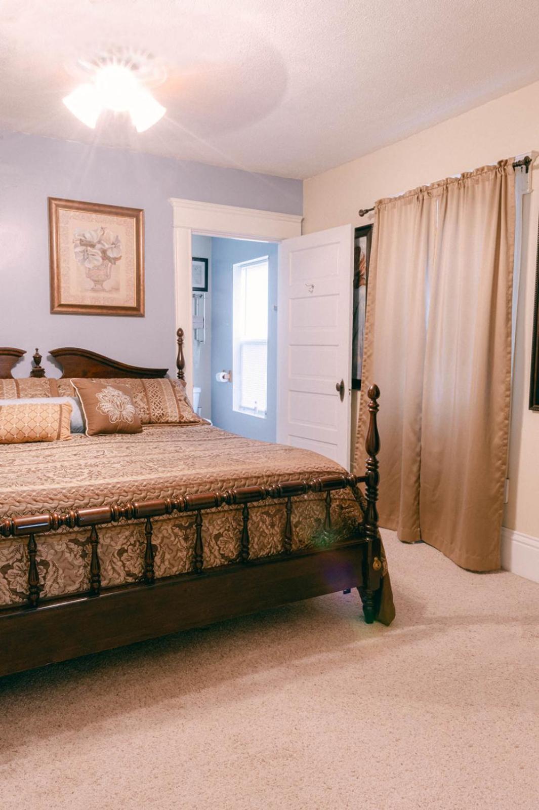 The Wolf Manor Bed and Breakfast Ellinwood Exteriör bild