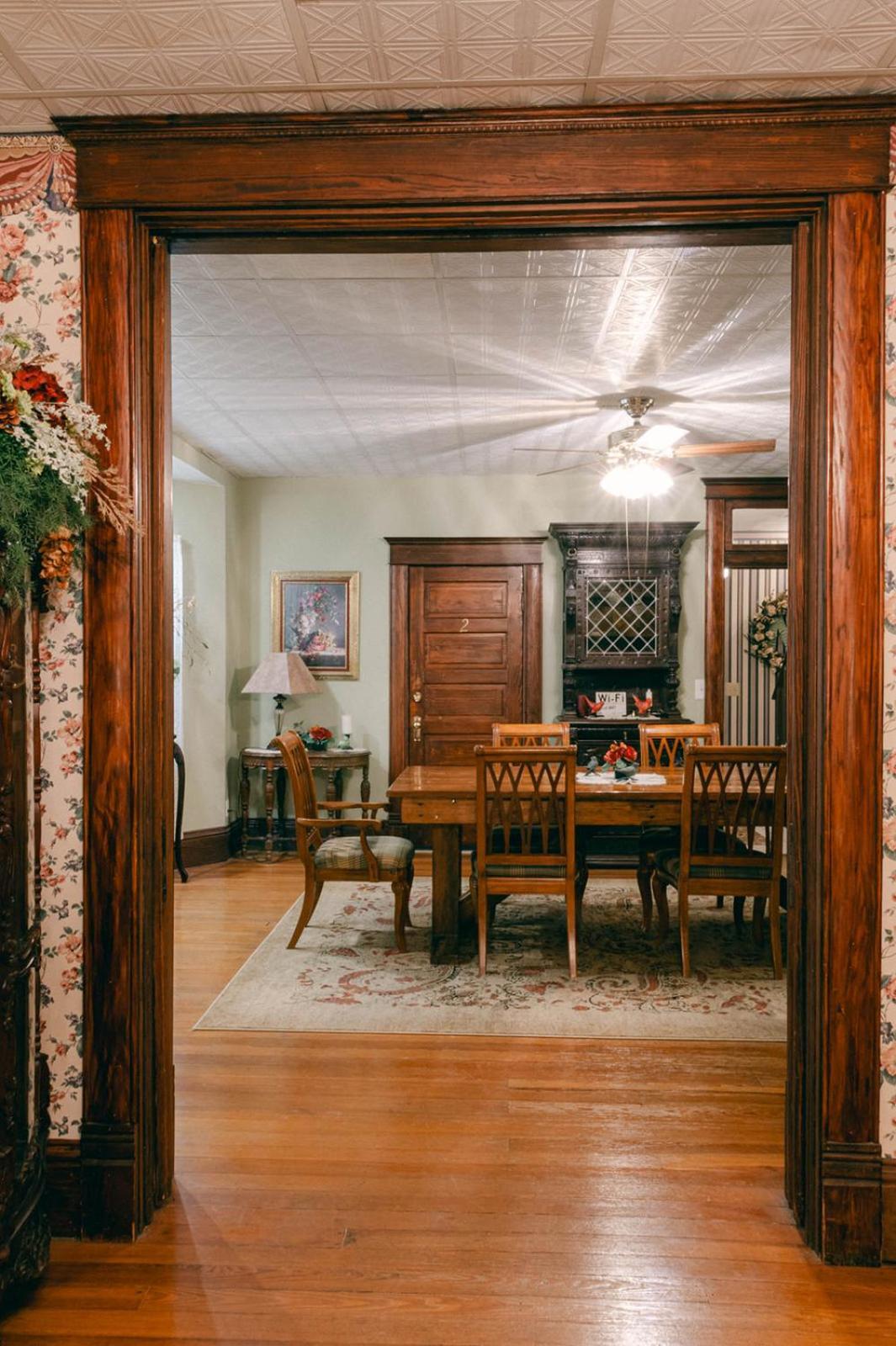 The Wolf Manor Bed and Breakfast Ellinwood Exteriör bild