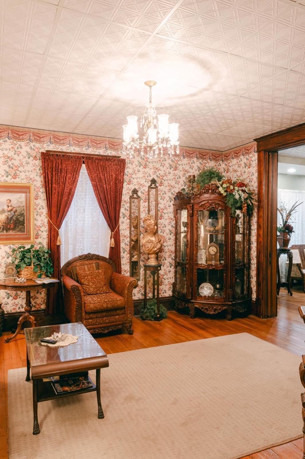 The Wolf Manor Bed and Breakfast Ellinwood Exteriör bild