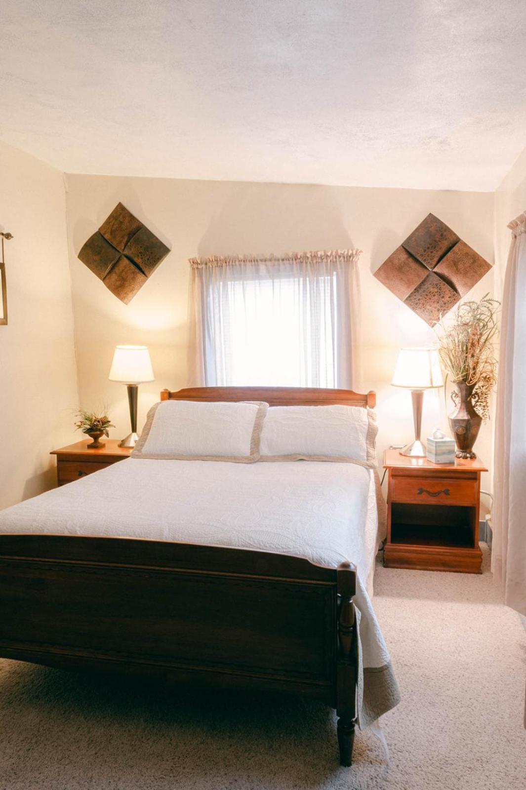 The Wolf Manor Bed and Breakfast Ellinwood Exteriör bild