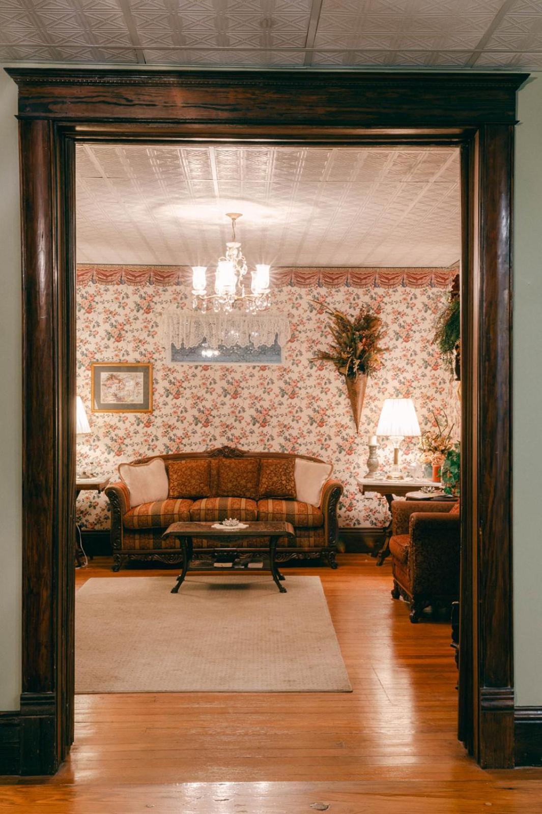 The Wolf Manor Bed and Breakfast Ellinwood Exteriör bild