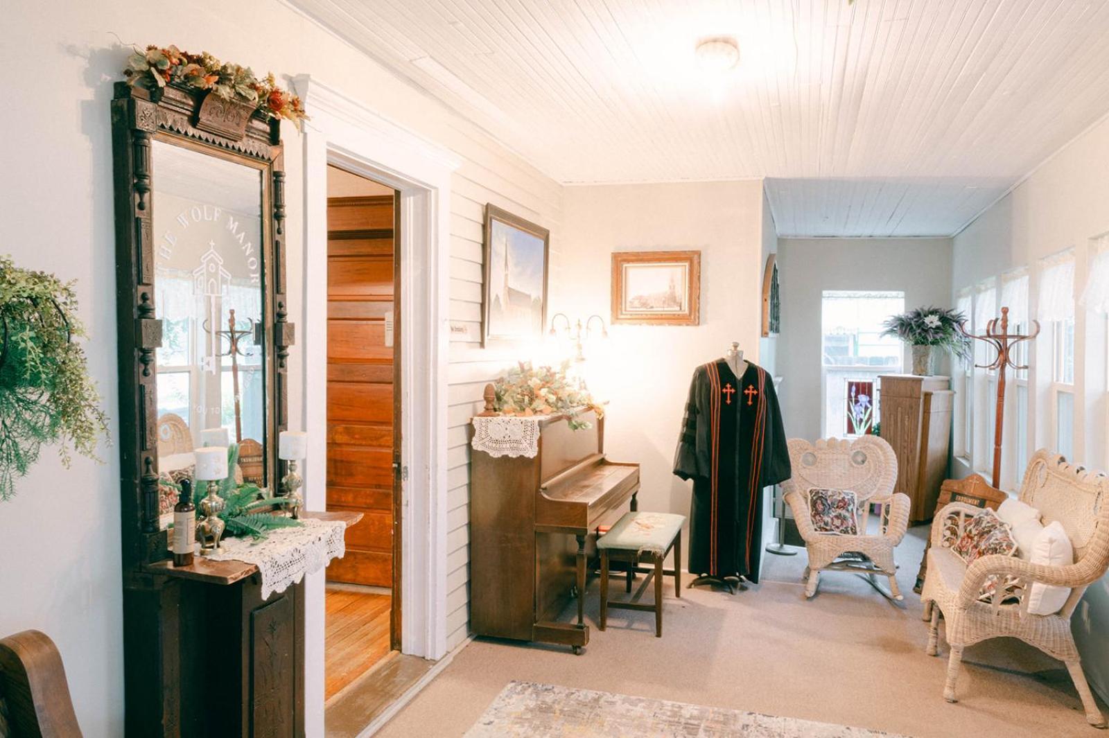 The Wolf Manor Bed and Breakfast Ellinwood Exteriör bild