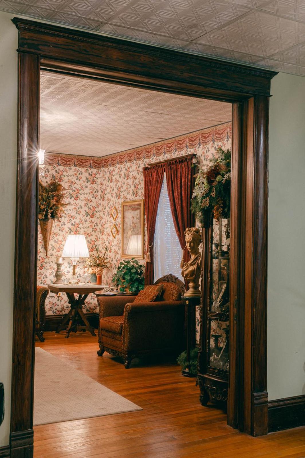 The Wolf Manor Bed and Breakfast Ellinwood Exteriör bild