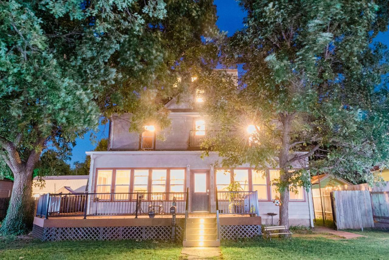 The Wolf Manor Bed and Breakfast Ellinwood Exteriör bild